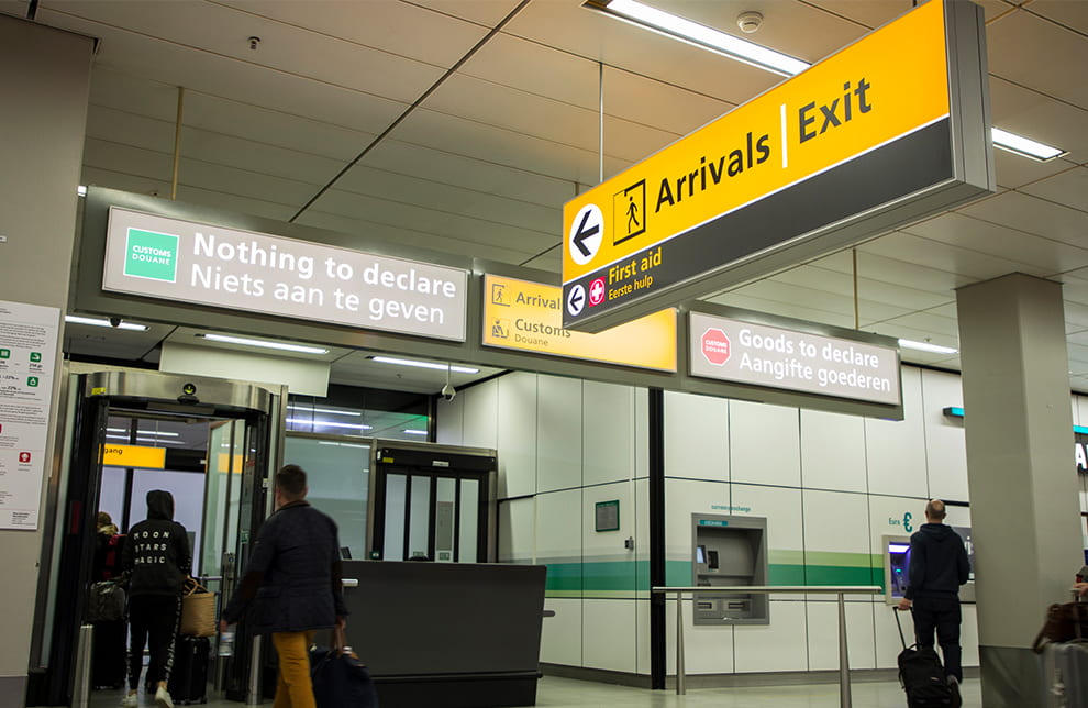 Canal verde y canal de mercancías en un aeropuerto